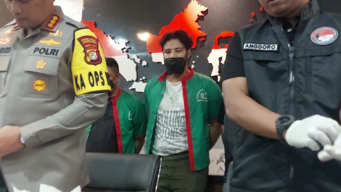 Ammar Zoni di Polres Metro Jakarta Barat, Jumat (15/12/2023).