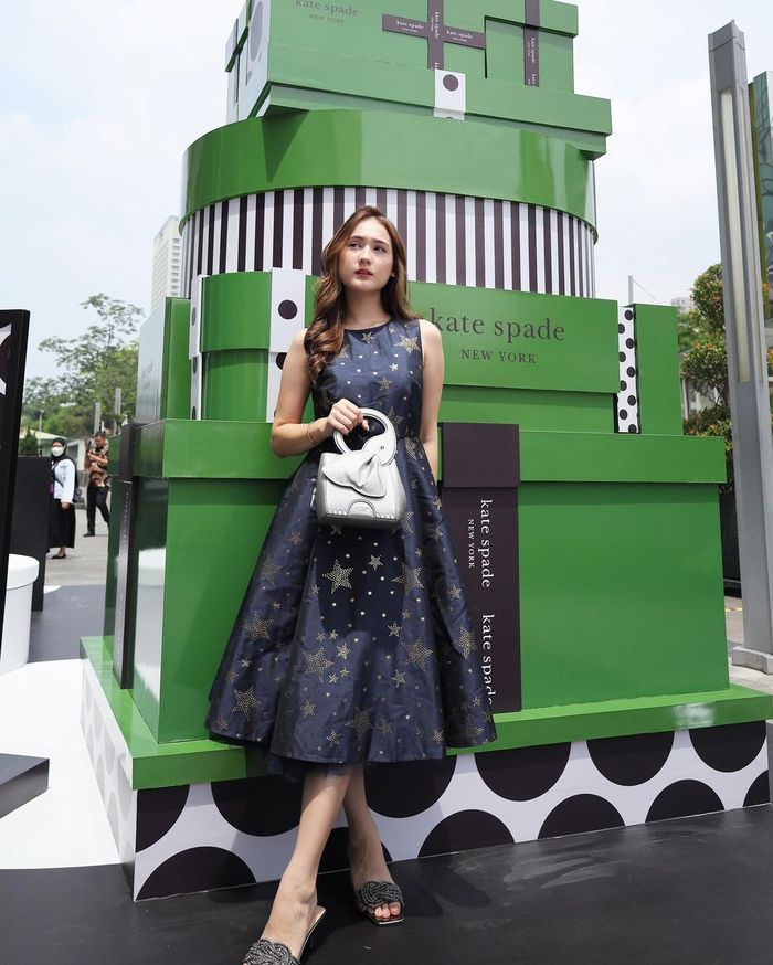 Laura Moane berbalut dress biru dongker.