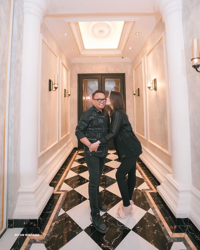 Potret mesra Jennifer Dun dan sang suami Faisal Haris.