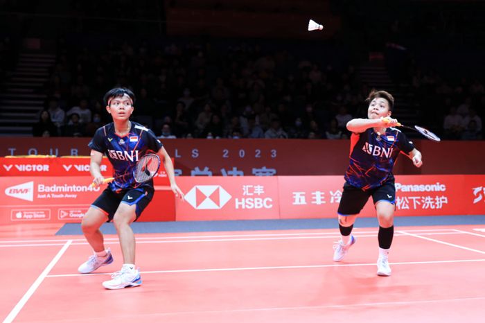 Pasangan ganda putri Indonesia, Apriyani Rahayu/Siti Fadia Silva Ramadhanti, pada laga terakhir grup BWF World Tour Finals 2023 di Hangzhou Sports Center Gymnasium, Jumat (15/12/2023).