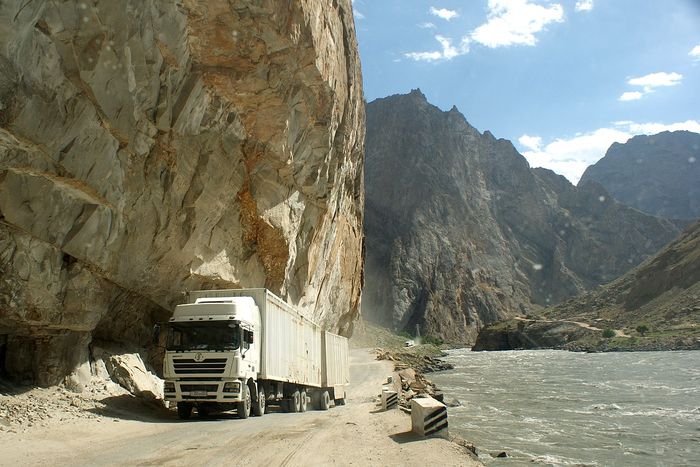 Pamir Higway dan Sungai Paj. Pamir Highway merupakan jalan spektakuler yang melintasi dataran tinggi Murghob dan menuju pusat perdagangan Osh, di Kyrgyzstan.