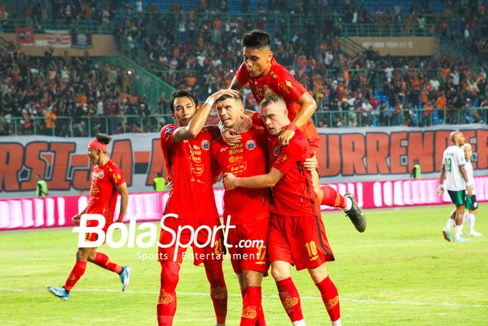 Selebrasi Pemain Persija Jakarta Hansamu Yama Pratama (kiri), Ondrej Kudela (Tengah), Maciej Gajos (kanan) saat melawan PSS Sleman di Stadion Patriot Chandrabhaga, Kota Bekasi, Sabtu (16/12/2023).