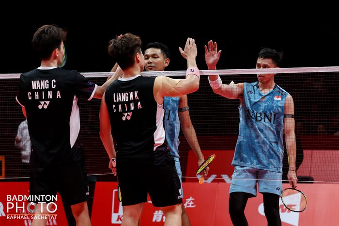 Pasangan ganda putra Indonesia, Fajar Alfian/Muhammad Rian Ardianto, bersalaman dengan Liang Wei Keng/Wang Chang pada babak semifinal BWF World Tour Finals 2023 di Hangzhou Olympic Sports Centre, Hangzhou, China, Sabtu(16/12/2023).