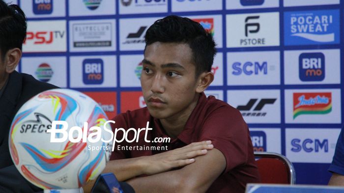 Pemain Persija Jakarta Muhammad Rayhan Hannan saat menghadiri Press Conference setelah pertandingan Persija Jakarta vs PSS Sleman