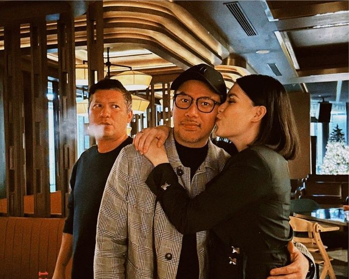 Gading Marten saat berada di antara pasangan Sammy Simorangkir dan Viviane yang sedang bermesraan