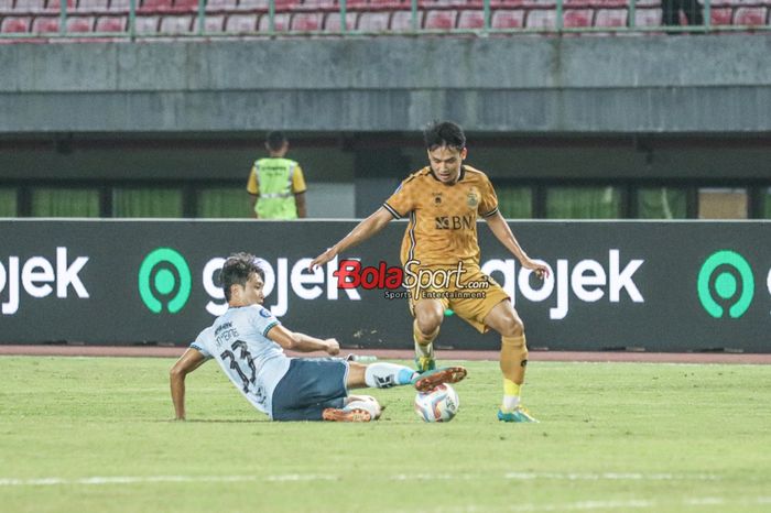 Witan Sulaeman (kanan) sedang mengusai bola dan dibayangi Bae Sin-yeong (kiri) dalam laga pekan ke-23 Liga 1 2023 antara Bhayangkara FC versus Persita Tangerang di Stadion Patriot Candrabhaga, Bekasi, Jawa Barat, Minggu (17/12/2023).