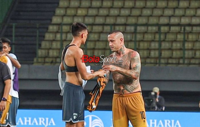 Christian Rontini (kiri) sedang bertukar jersey dengan Radja Nainggolan (kanan) seusai laga pekan ke-23 Liga 1 2023 antara Bhayangkara FC versus Persita Tangerang di Stadion Patriot Candrabhaga, Bekasi, Jawa Barat, Minggu (17/12/2023).