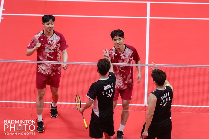 Seo Seung-jae/Kang Min-hyuk (Korea Selatan) bersalaman usai pastikan kemenangan atas Liang Wei Keng/Wang Chang pada final BWF World Tour Finals 2023, di Hangzhou Olympic Sports Centre, Hangzhou, China, Minggu (17/12/2023)