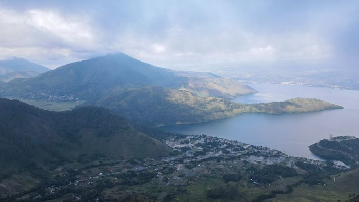 Dari Togaraja, wisatawan dapat melihat keindahan Danau Toba, Pulau Samosir, Bukit Sibeabea, dan Bukit Tele sekaligus. Kawasan wisata ini merupakan bagian dari hutan adat yang dikelola oleh masyarakat desa dan kelompok adat.
