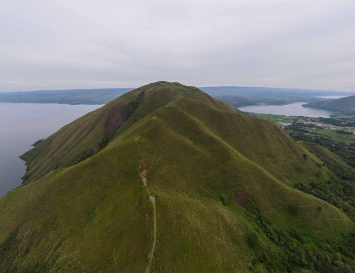 Setiap pekan, Bukit Holbung dikunjungi oleh wisatawan dari luar Danau Toba yang hendak mendaki bukitnya yang megah dan berkemah. Masyarakat setempat telah menyadari potensinya dan berinvestasi pada UMKM yang menunjang destinasi ini.