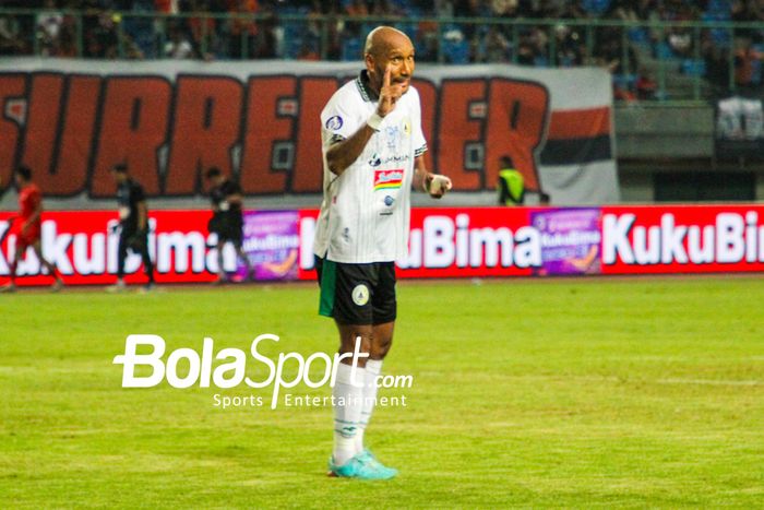 Pemain PSS Sleman Leonard Tupamahu saat pertandingan Persija Jakarta vs PSS Sleman di Stadion Patriot Chandrabhaga, Kota Bekasi, Sabtu (16/12/2023)