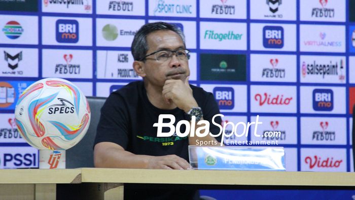 Pelatih Persikabo 1973 Aji Santoso saat menghadiri Press Conference setelah pertandingan Persikabo 1973 vs Persebaya Surabaya di Stadion Wibawa Mukti, Cikarang, Minggu (17/12/2023).