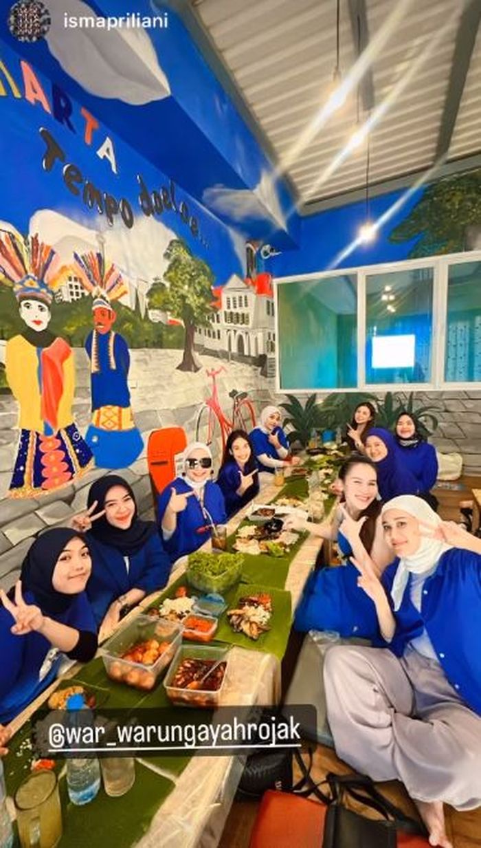 Geng arisan Ayu Ting Ting kumpul di warung Ayah Rozak