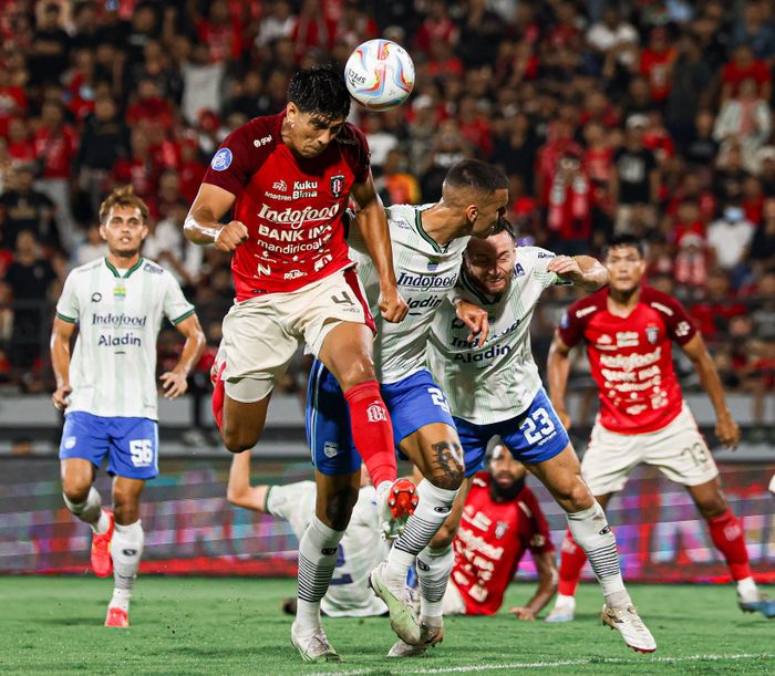 Suasana pertandingan Bali United vs Persib Bandung pada lanjutan pekan ke-23 Liga 1 2023/2024 di Stadion Kapten I Wayan Dipta, Gianyar, Bali, Senin (18/12/2023) malam WIB