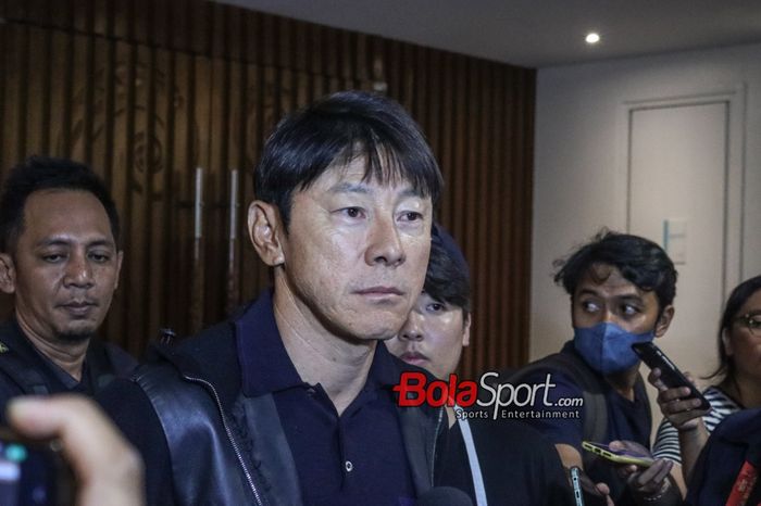 Pelatih timnas Indonesia, Shin Tae-yong, sedang memberikan keterangan kepada awak media di Le Meridien, Senayan, Jakarta, Selasa (19/12/2023).