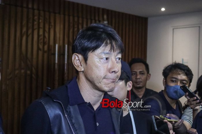 Pelatih timnas Indonesia, Shin Tae-yong, sedang memberikan keterangan kepada awak media di Le Meridien, Senayan, Jakarta, Selasa (19/12/2023).