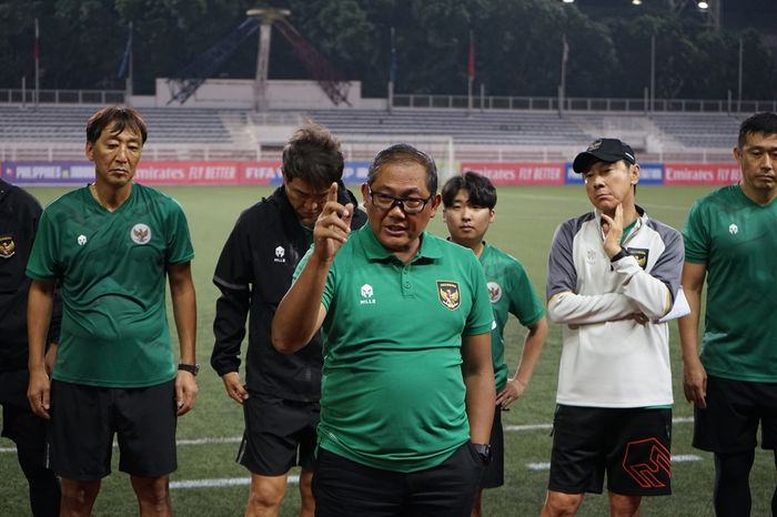 Ketua Badan Tim Nasional, Sumardji, memberi motivasi kepada pemain timnas Indonesia.
