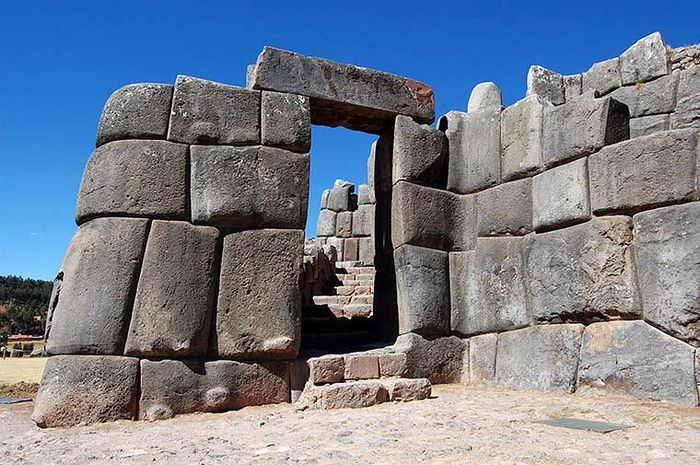 Salah satu gerbang teras kompleks kuil benteng Inca Sacsayhuaman di Cuzco.