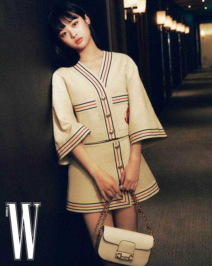 Member NewJeans Hanni dalam pemotretan berbalut Gucci.