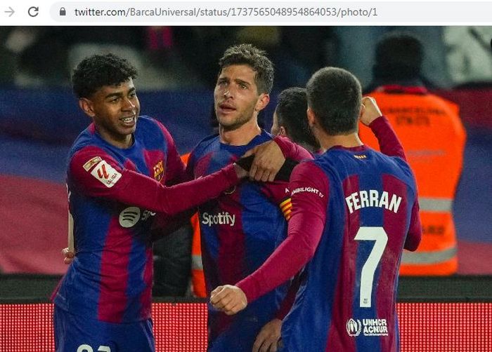 Para pemain Barcelona merayakan gol yang dicetak Sergi Roberto ke gawang Almeria di Liga Spanyol.