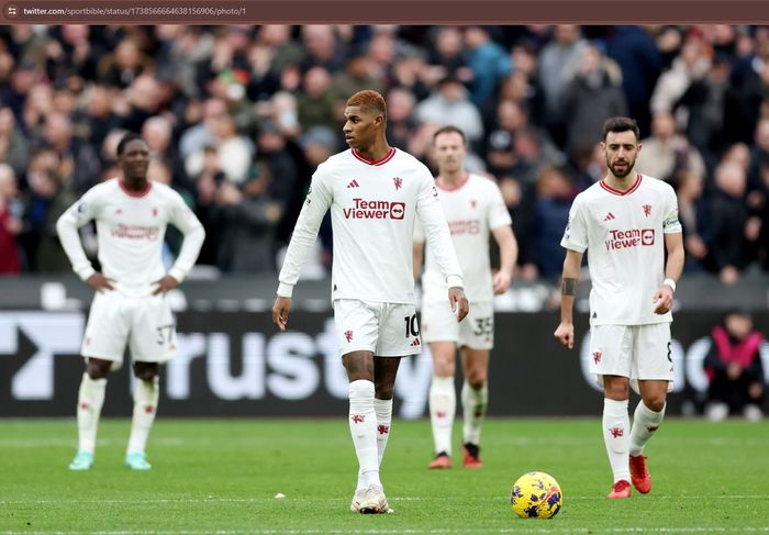 Para pemain Man United tampak kecewa usai kalah dari West Ham United pada matchweek 18 Liga Inggris 2023-2024 di London Stadium, Sabtu (23/12/2023).