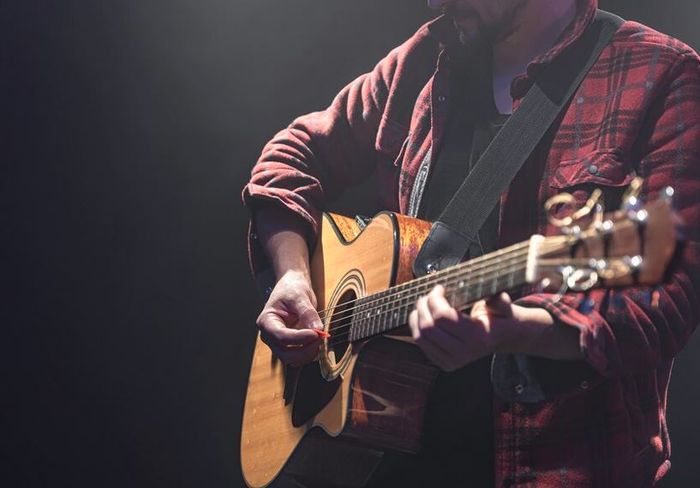 Ilustrasi musisi bermain gitar