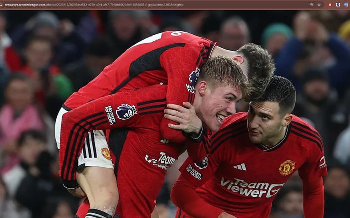 Rasmus Hojlund merayakan gol debutnya untuk Manchester United di Liga Inggris saat melawan Aston Villa di Stadion Old Trafford, Selasa (26/12/2023).