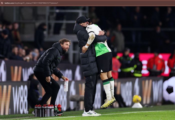 Juergen Klopp memberikan pelukan kepada Wataru Endo seusai laga Burnley vs Liverpool di Stadion Turf Moor, Selasa (26/12/2023).