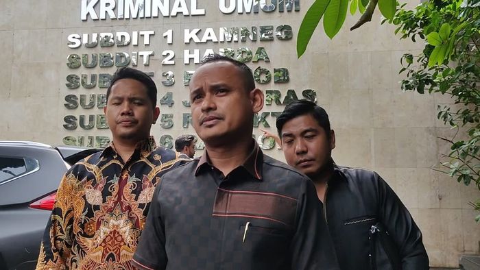 Tim kuasa hukum Inara Rusli, Mulkan Let Let di Polda Metro Jaya, Jakarta Selatan, Rabu (27/12/2023).