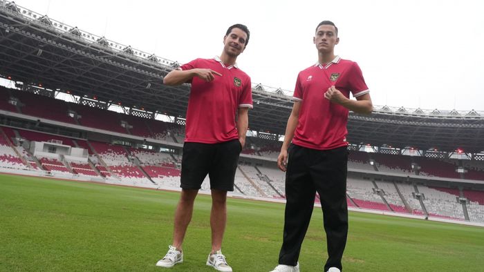 Thom Haye dan Jay Idzes berkunjung ke kandang timnas Indonesia, Stadion Utama Gelora Bung Karno, Jakarta, Jumat (29/12/2023).