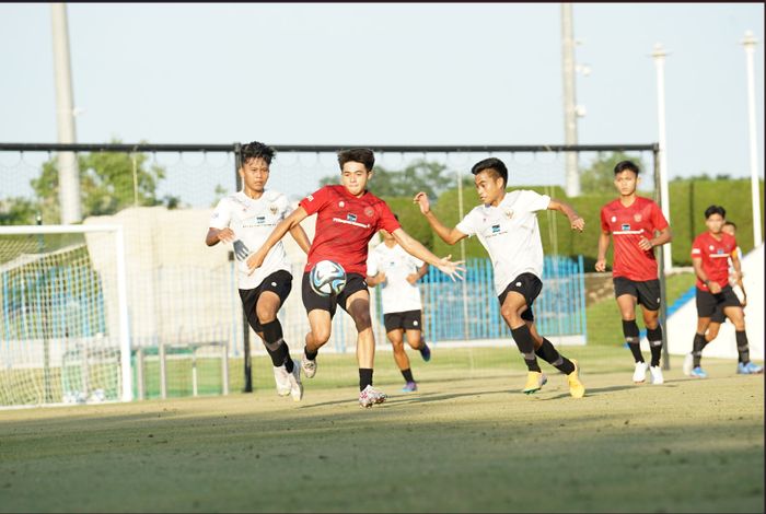 Pemain timnas U-20 Indonesia saat menjalani sesi gim internal dalam pemusatan latihan di Qatar.