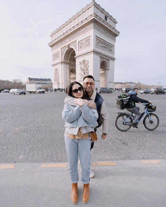 Nagita Slavina dan Raffi Ahmad berfoto di depan Arc de Triomphe, Paris.