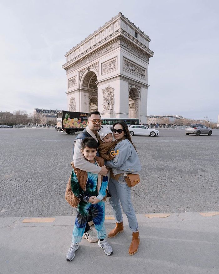 Potret keluarga Raffi Ahmad dan Nagita Slavina di Paris.