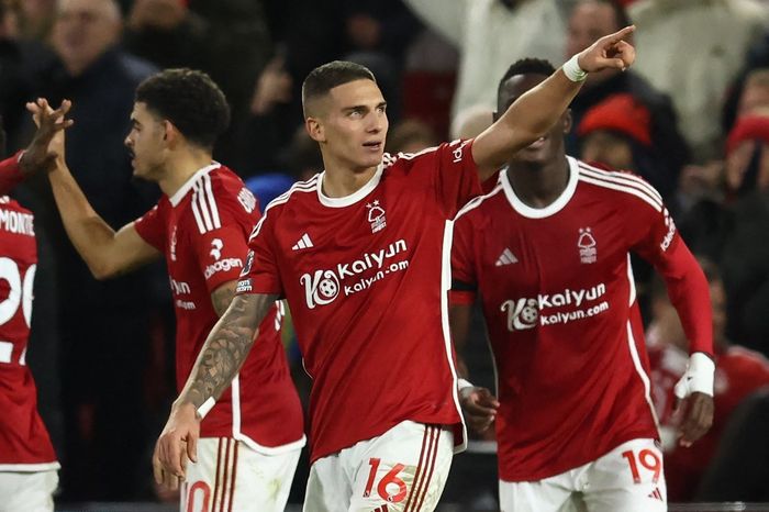 Nicolas Dominguez merayakan golnya untuk Nottingham Forest ke gawang Man United dalam laga Liga Inggris di City Ground (30/12/2023).