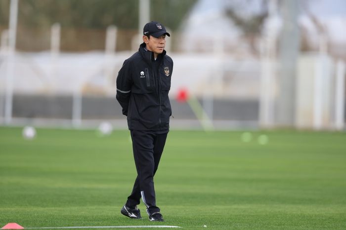 Pelatih timnas Indonesia, Shin Tae-yong, saat memimpin TC di Turki jelang Piala Asia 2023.