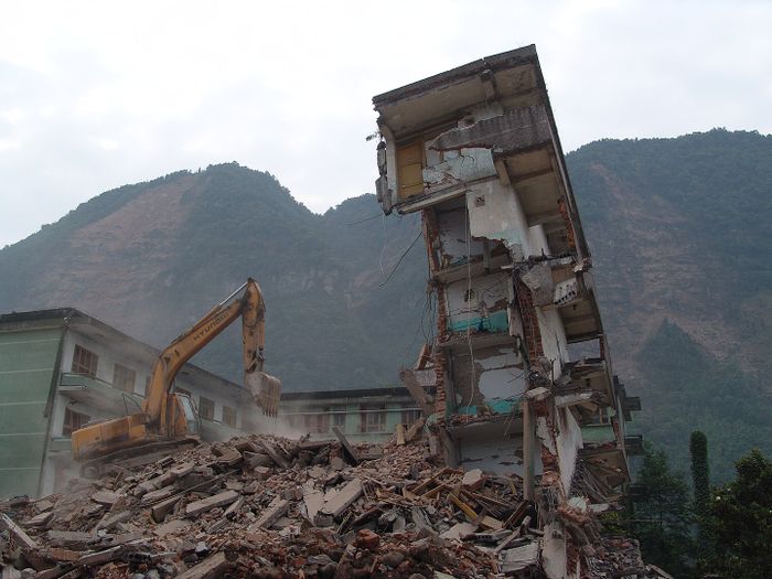 Gempa bumi Sichuan tahun 2008 menyebabkan hampir 90.000 orang tewas. 375.000 orang terluka dan lebih dari 5.000.000 orang kehilangan tempat tinggal di seluruh wilayah tersebut.