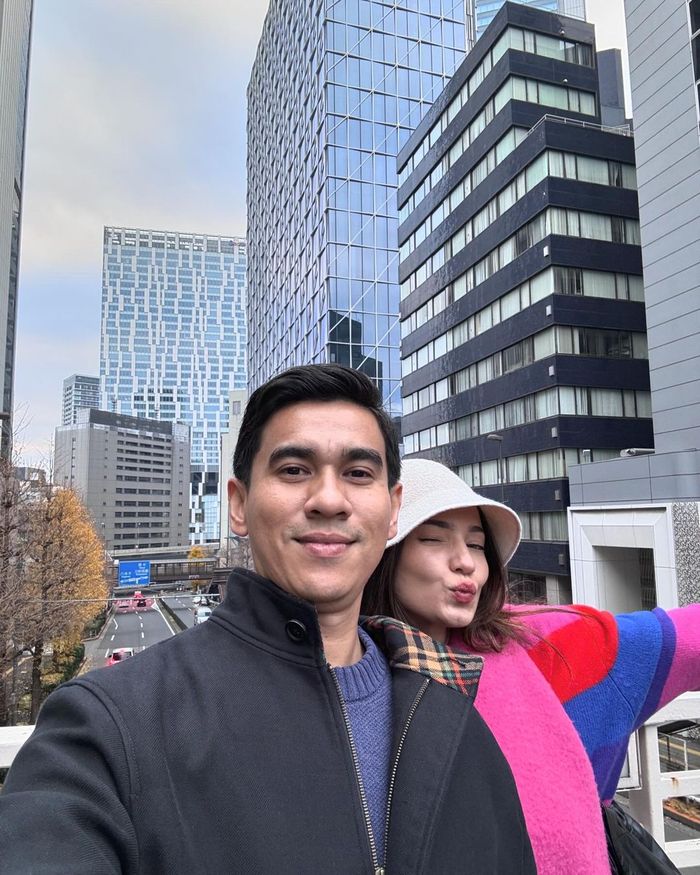 Foto Enzy Storia dan sang suami, Maulana Kasetra di Jepang.