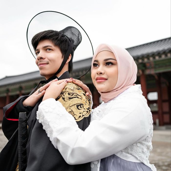 Aurel dan Atta kenakan baju tradisional Korea.