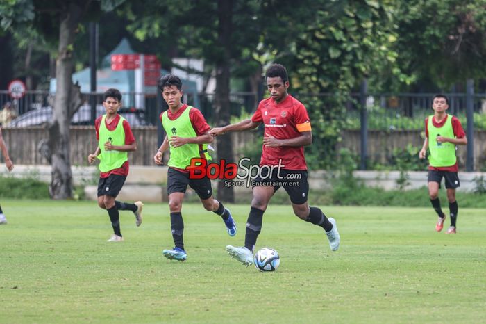 Muhammad Iqbal Gwijangge (kanan) dan Figo Dennis (kiri) sedang menguasai bola dalam sesi latihan timnas U-20 Indonesia di Lapangan A, Senayan, Jakarta, Kamis (4/1/2024).
