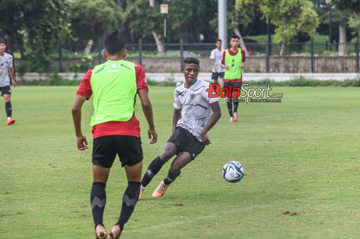 Penyerang timnas U-20 Indonesia, Hugo Samir (kanan), sedang menguasai bola  dalam sesi latihannya di Lapangan A, Senayan, Jakarta, Kamis (4/1/2024).