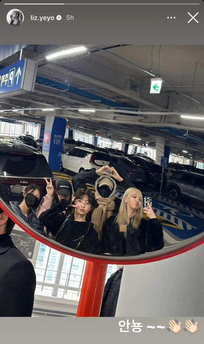 Liz mengunggah sebuah foto mirror selfie bersama Yujin, Gaeul, Rei, dan Leeseo di Instagram Storynya @liz.yeyo.