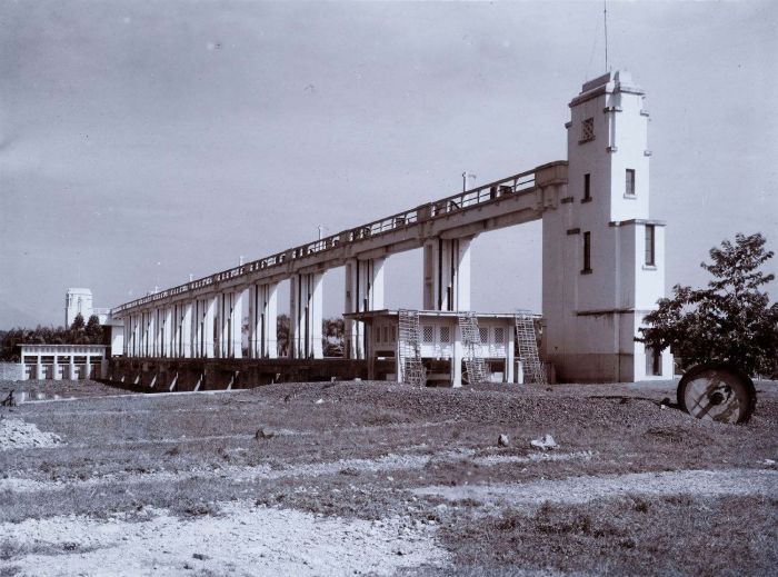 Bangunan Bendung bergaya Art Deco di Pamarayan, sekitar 1915-1926.