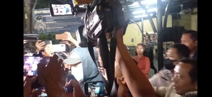 Saipul Jamil terlihat keluar dari Polsek Tambora untuk menjalani pemeriksaan ulang terkait narkoba, Jumat (5/1/2024)