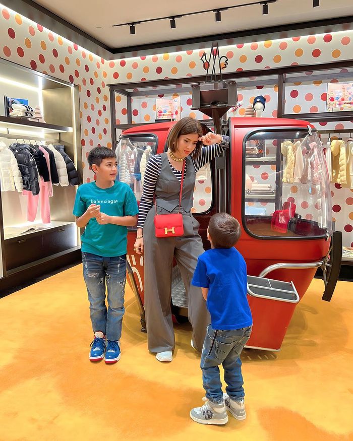 Gaya kasual Carissa Puteri bersama kedua putranya.