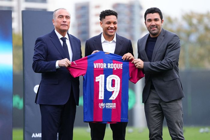 Vitor Roque didampingi wakil presiden Barcelona, Rafael Yuste dan direktur olahraga, Deco de Souza, dalam acara presentasi perdana sebagai pemain, Jumat (5/1/2024) waktu setempat.