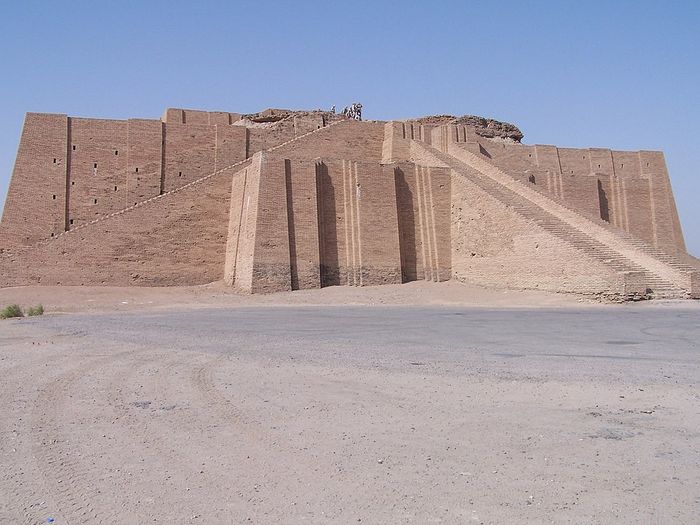 Kuil Ziggurat di Ur merupakan kuil menjulang oleh masyarakat sejarah Mesopotamia. Kuil ini didedikasikan untuk menyembah Marduk, dewa utama di Babilonia. Ahli sejarah berpendapat, kuil ini menginspirasi cerita Menara Babel dalam Alkitab.