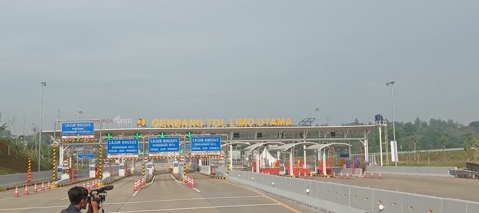 Presiden Joko Widodo meresmikan ruas tol Pamulang - Cinere - Raya Bogor di Gate Limo Utama, Depok, Jawa Barat, Senin (8/1/2024).