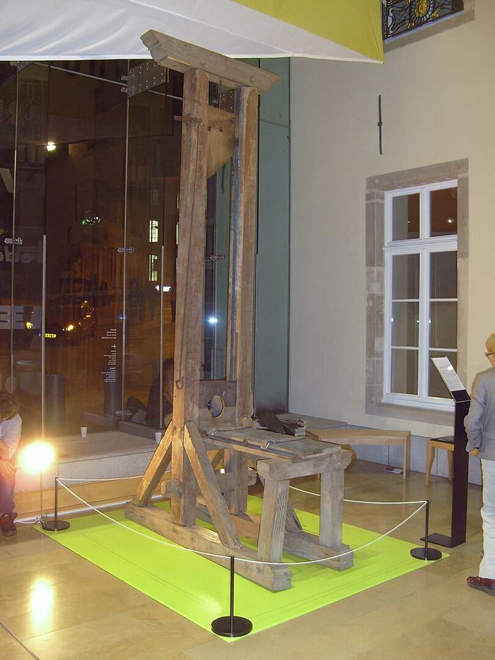 Guillotine Prancis kemungkinan besar terinspirasi oleh dua mesin sebelumnya. Pertama, mannaia era Renaisans dari Italia. Dan kedua adalah scottish maiden yang terkenal kejam dan merenggut nyawa sekitar 120 orang antara abad ke-16 dan ke-18.