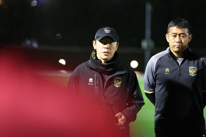 Pelatih timnas Indonesia Shin Tae-yong saat memimpin latihan perdana di Lapangan Al Egla 2, Doha, Qatar, Minggu (7/1/2024).