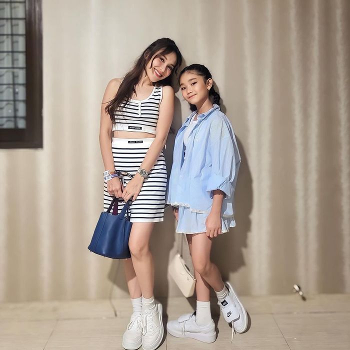 OOTD Ayu Ting Ting dan Bilqis menonton konser Kpop.